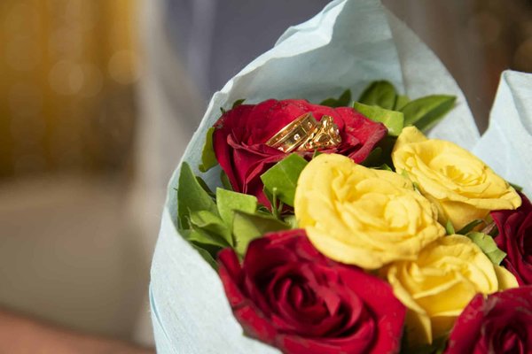 Roses éternelles : découvrez la magie des fleurs préservées